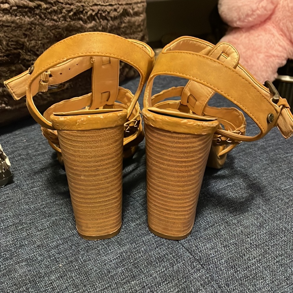 Tan high heels - Picture 4 of 8